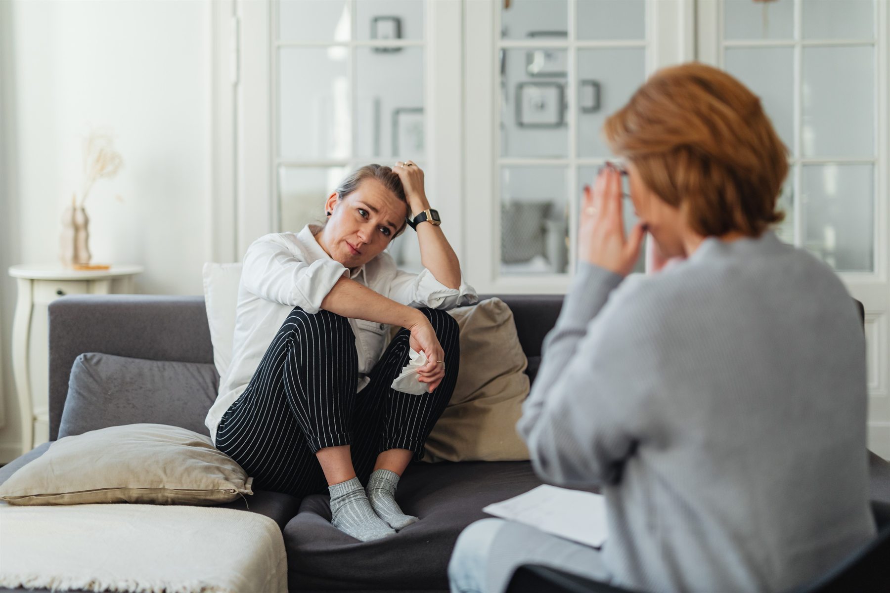 Conversación terapéutica cercana entre dos personas adultas
